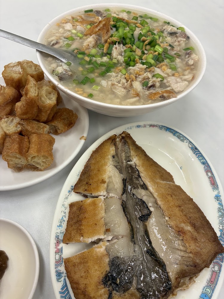 魚片粥搭配油條與煎魚肚