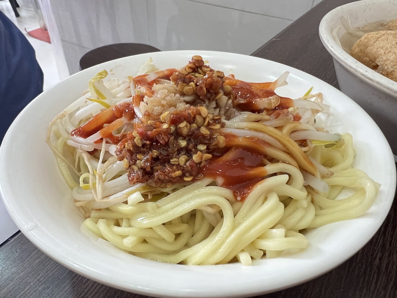 拌麵與辣醬蒜末配料