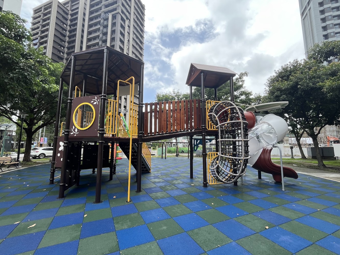多元遊具與藍綠色軟墊