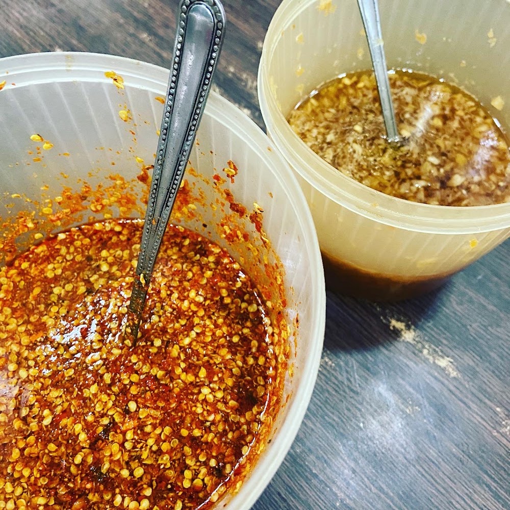 辣椒醬與蒜味醬料碗