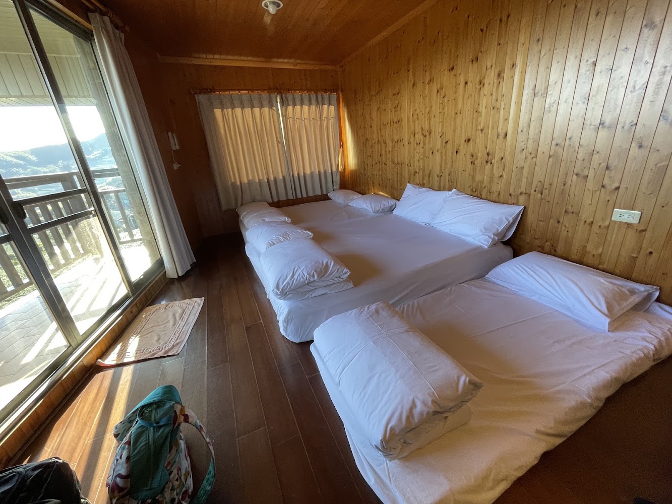木質房間雙床配置與陽台山景