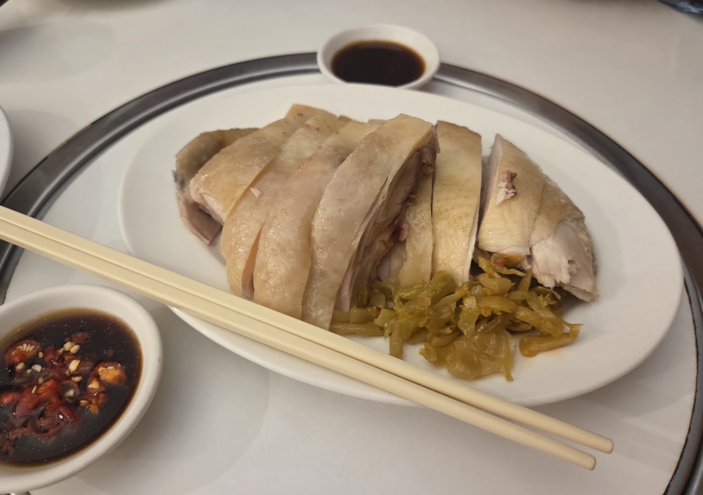 白斬雞與醬料、醃菜拼盤