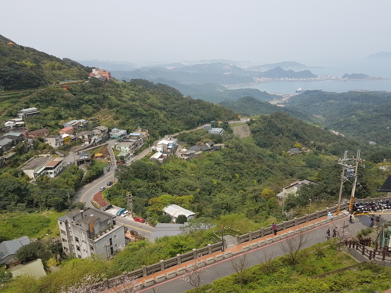 基隆山坡聚落與海港遠景