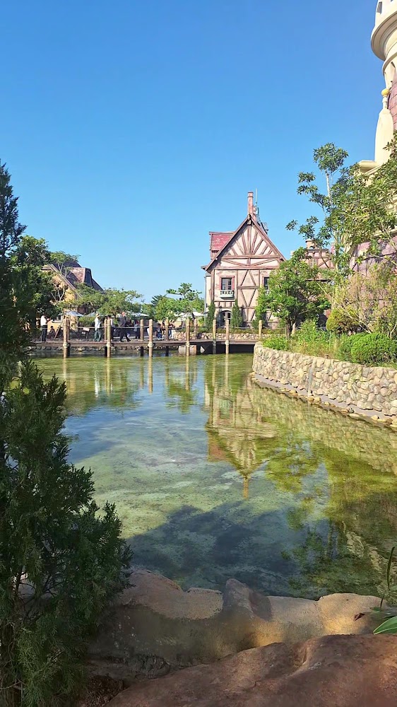 歐式建築與池塘橋景