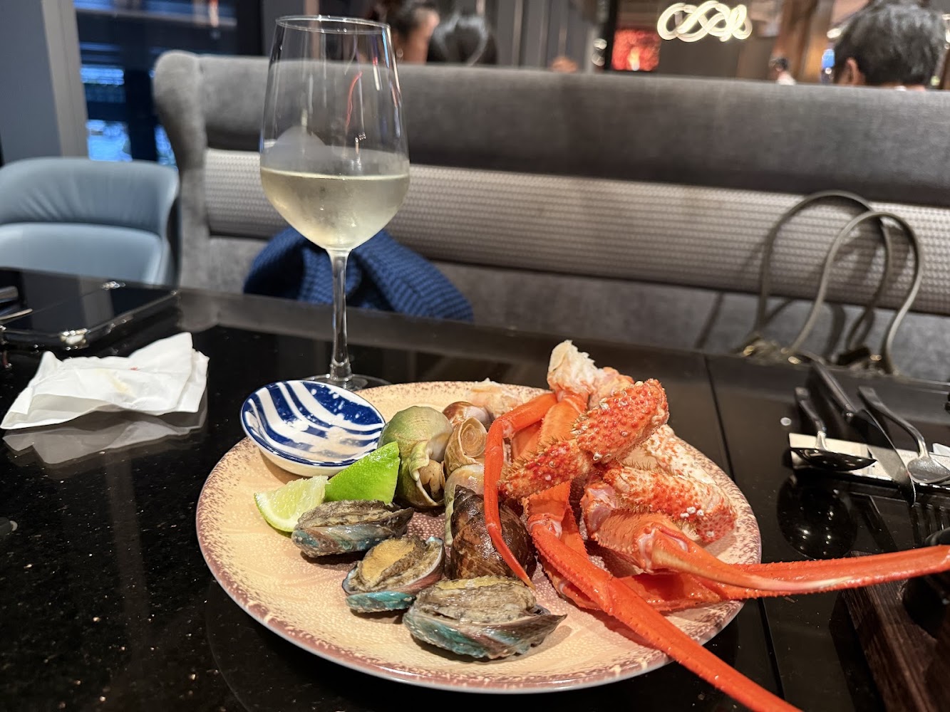 一盤豐盛海鮮料理包括蟹腳鮑魚與螺