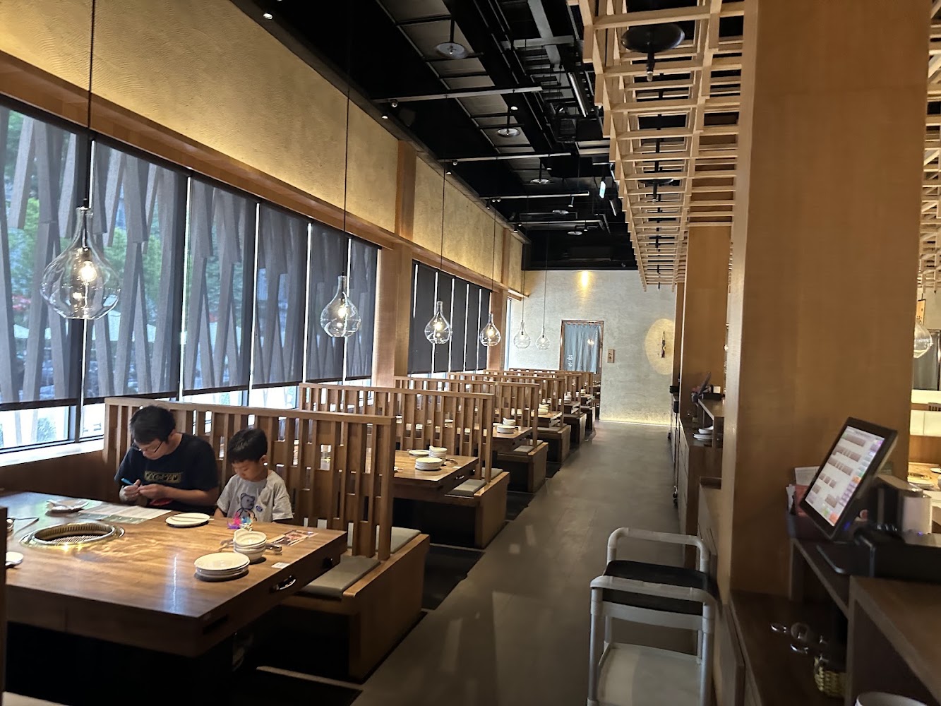 東山店隔間座位溫馨舒適，適合家庭用餐。