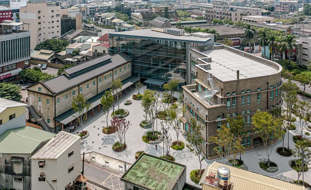 嘉義市現代與歷史融合建築及中庭綠意