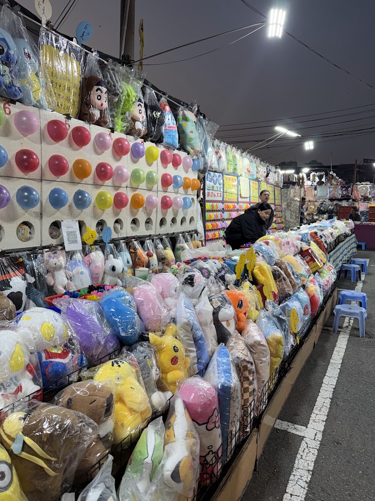 花園夜市射氣球攤位與各種玩偶獎品