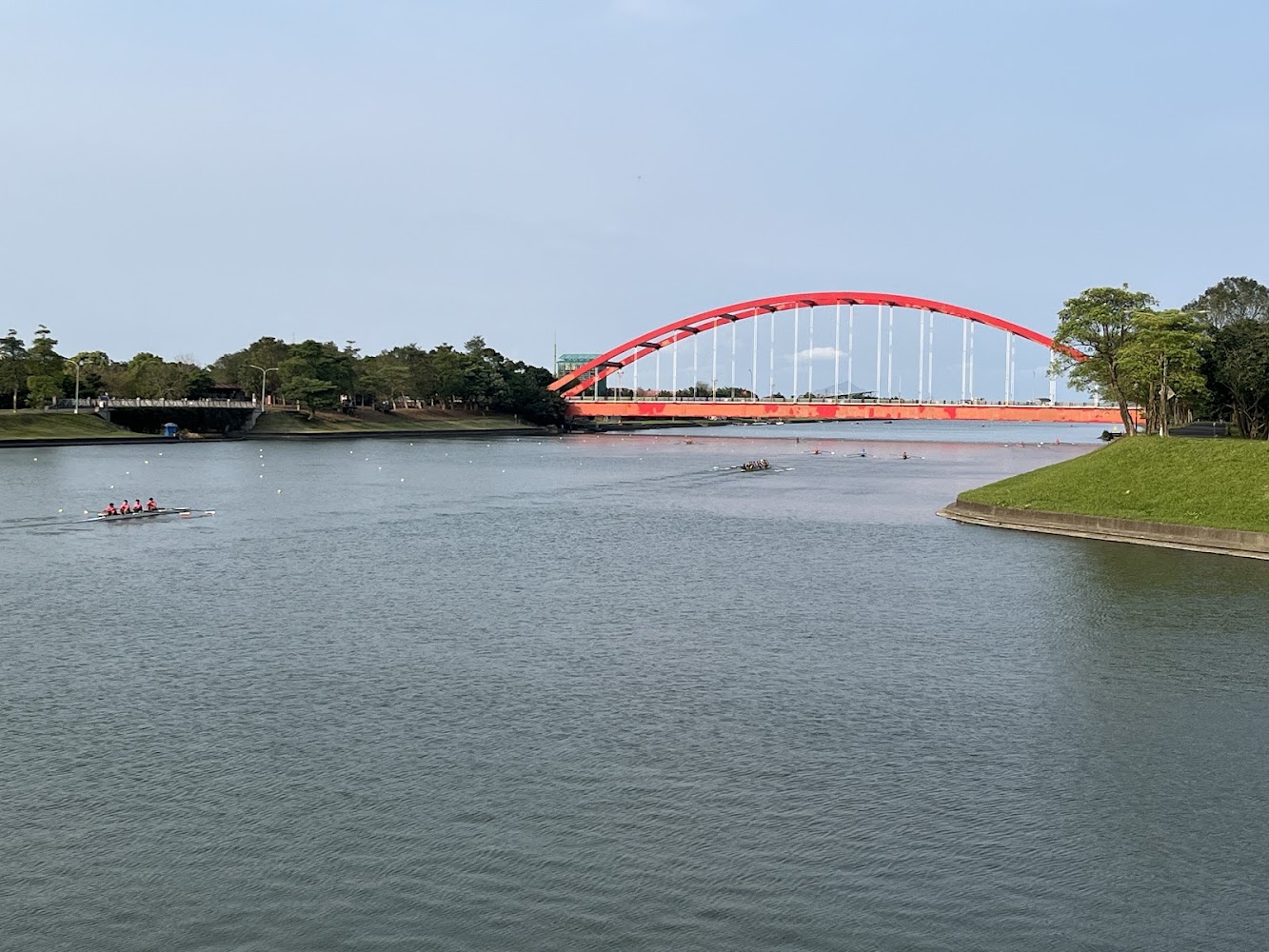冬山河紅橋與划船景色
