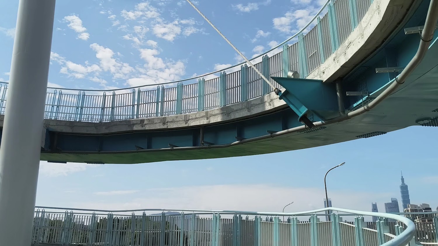 民權大橋景觀橋內湖端弧形橋身與遠方城市景色