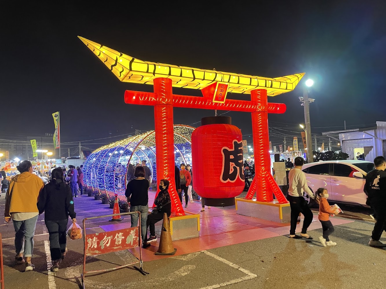 夜晚花園夜市大型鳥居與燈籠裝飾