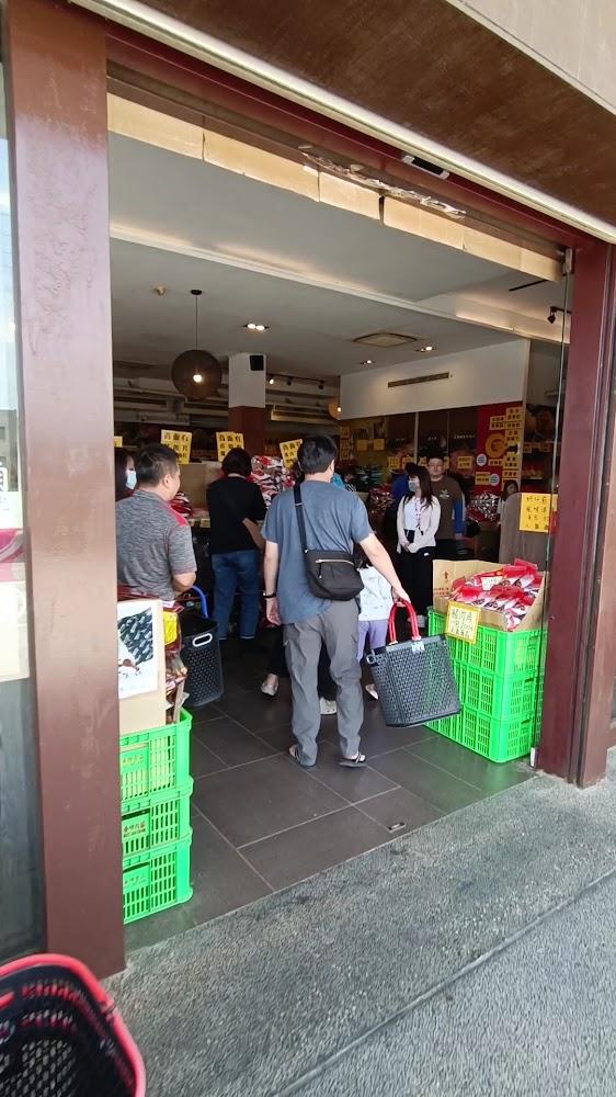 垂坤食品旗艦店入口與排隊購物人潮