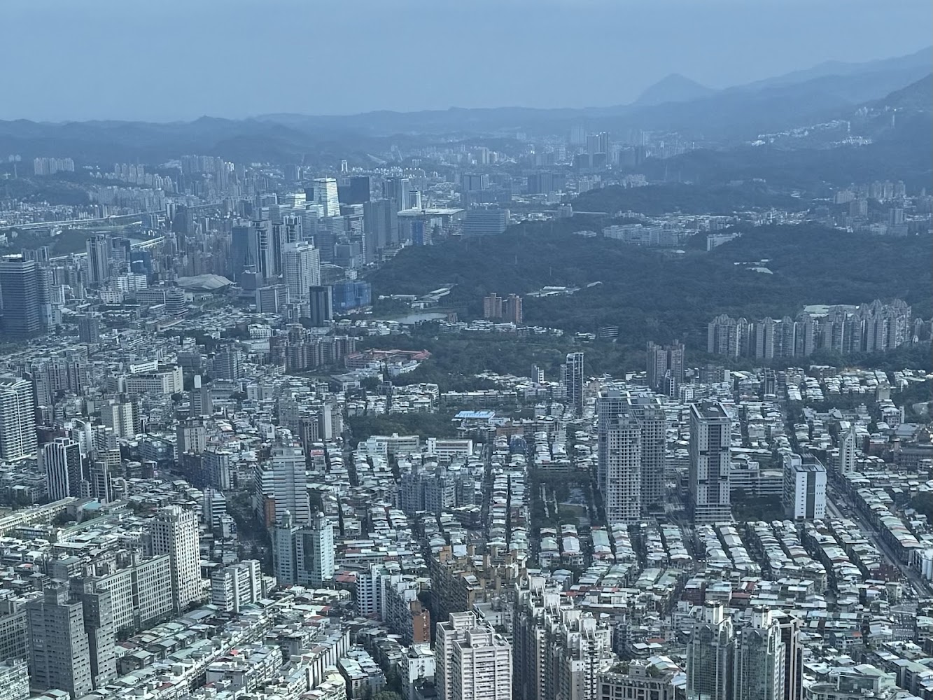 南港密集都市景觀與遠方山丘