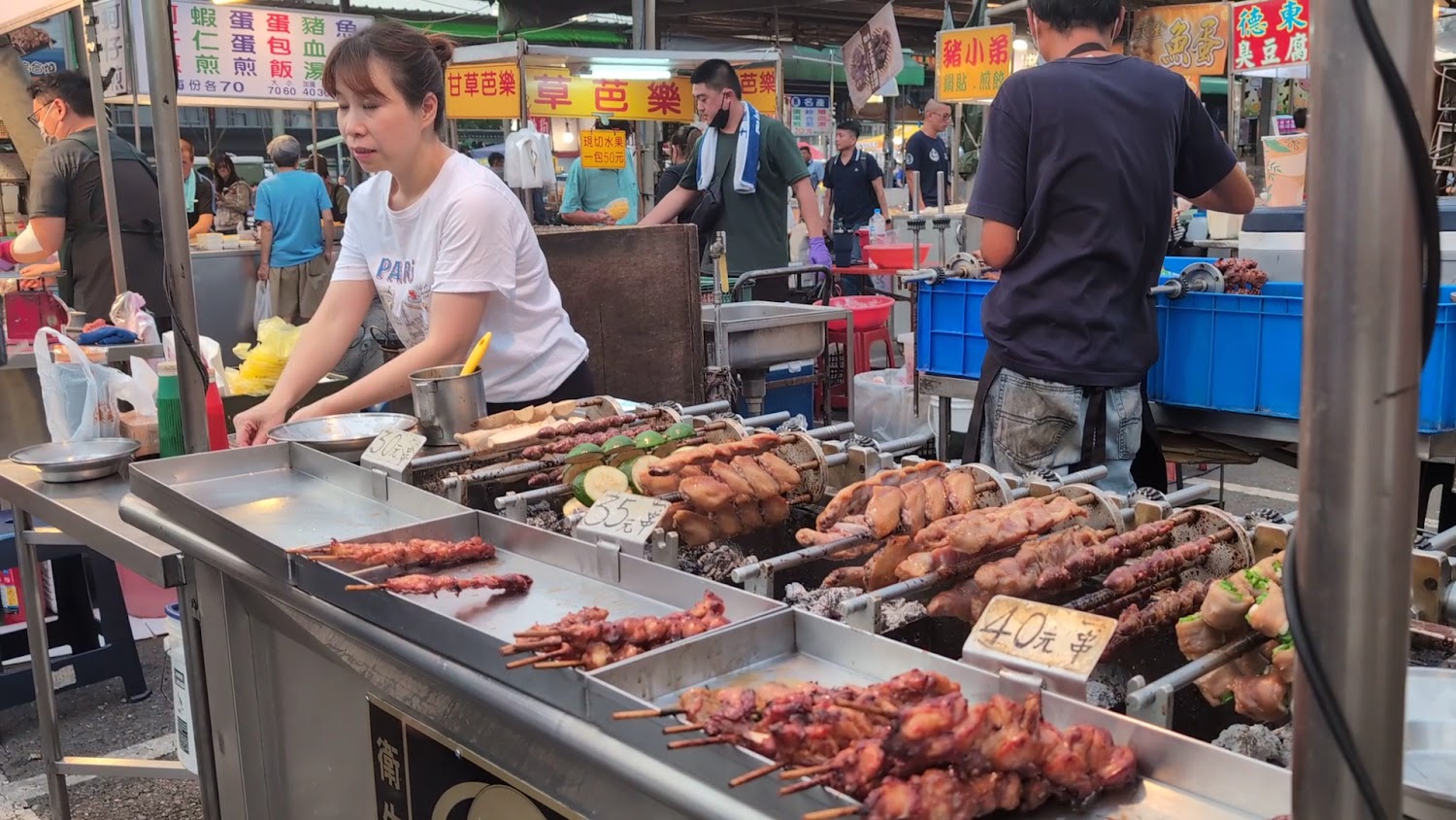 善化夜市烤肉攤位,肉串與蔬菜整齊排放