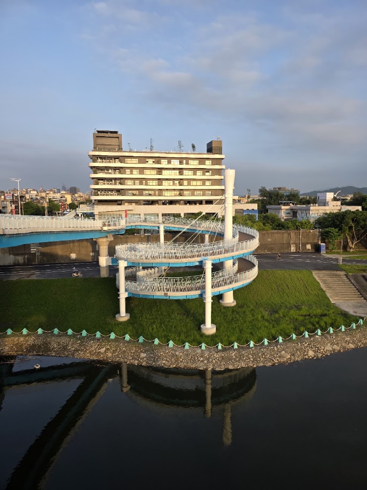 民權大橋跨河景觀橋螺旋步道與草地水景