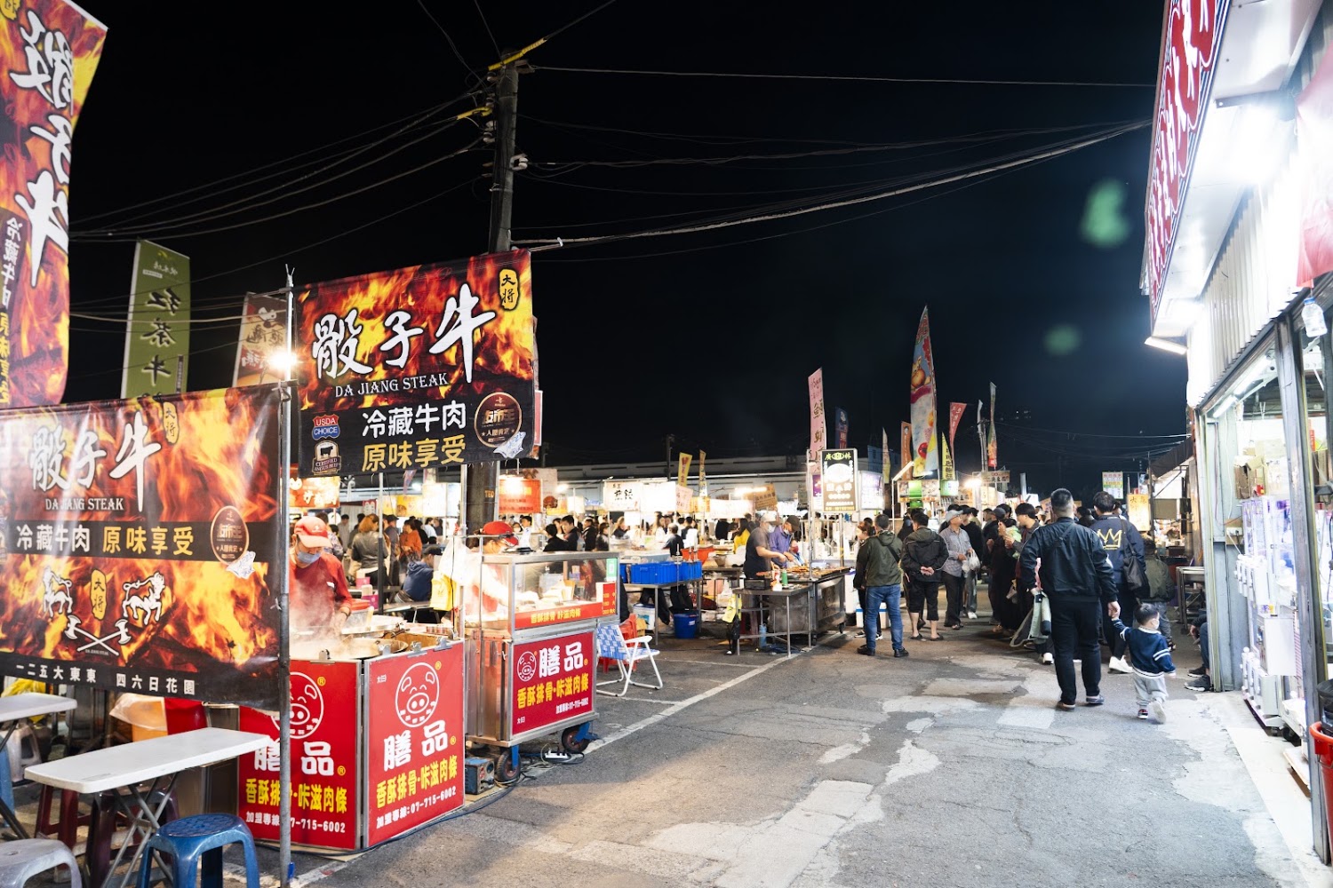 大東夜市熱鬧攤位與排隊人潮,現場多種小吃