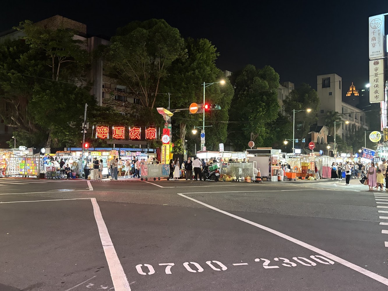 寧夏夜市入口與熱鬧人潮