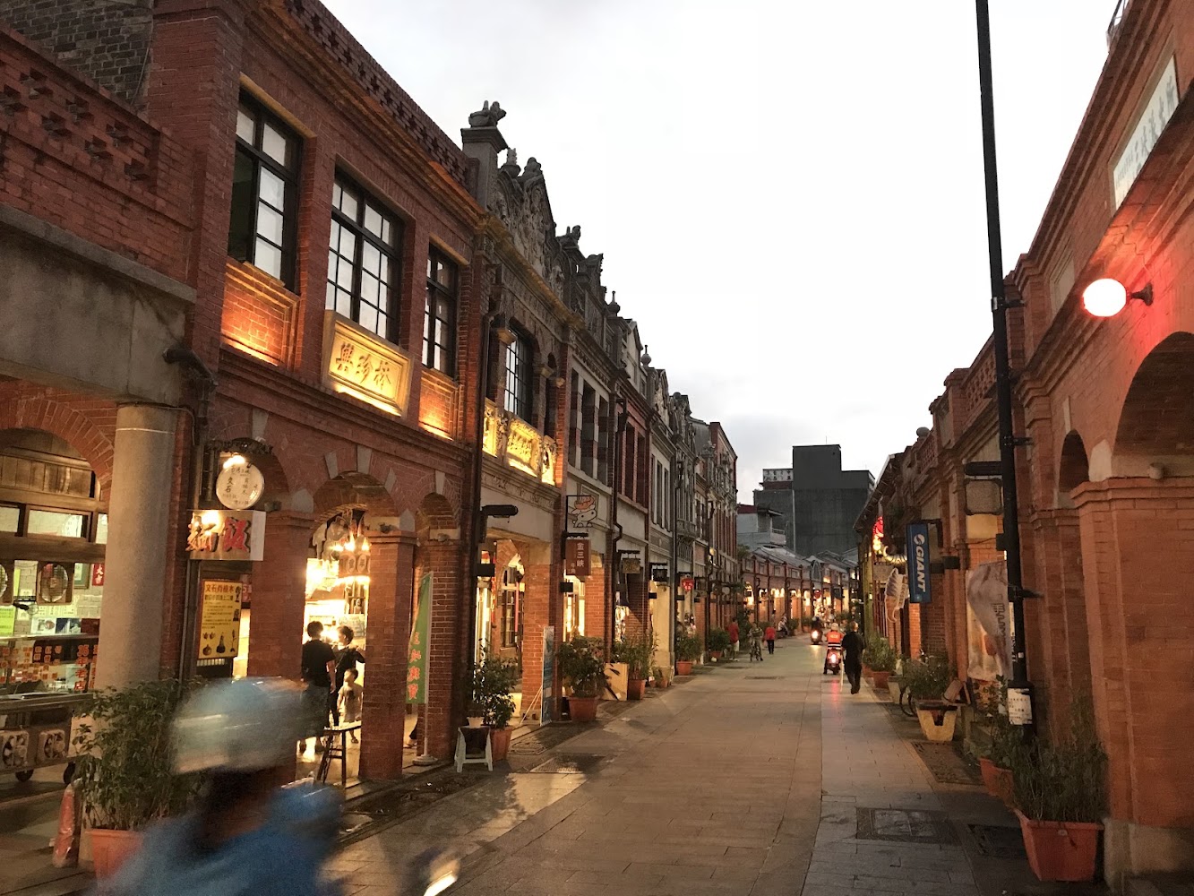 大溪老街傍晚燈光街景與紅磚老屋