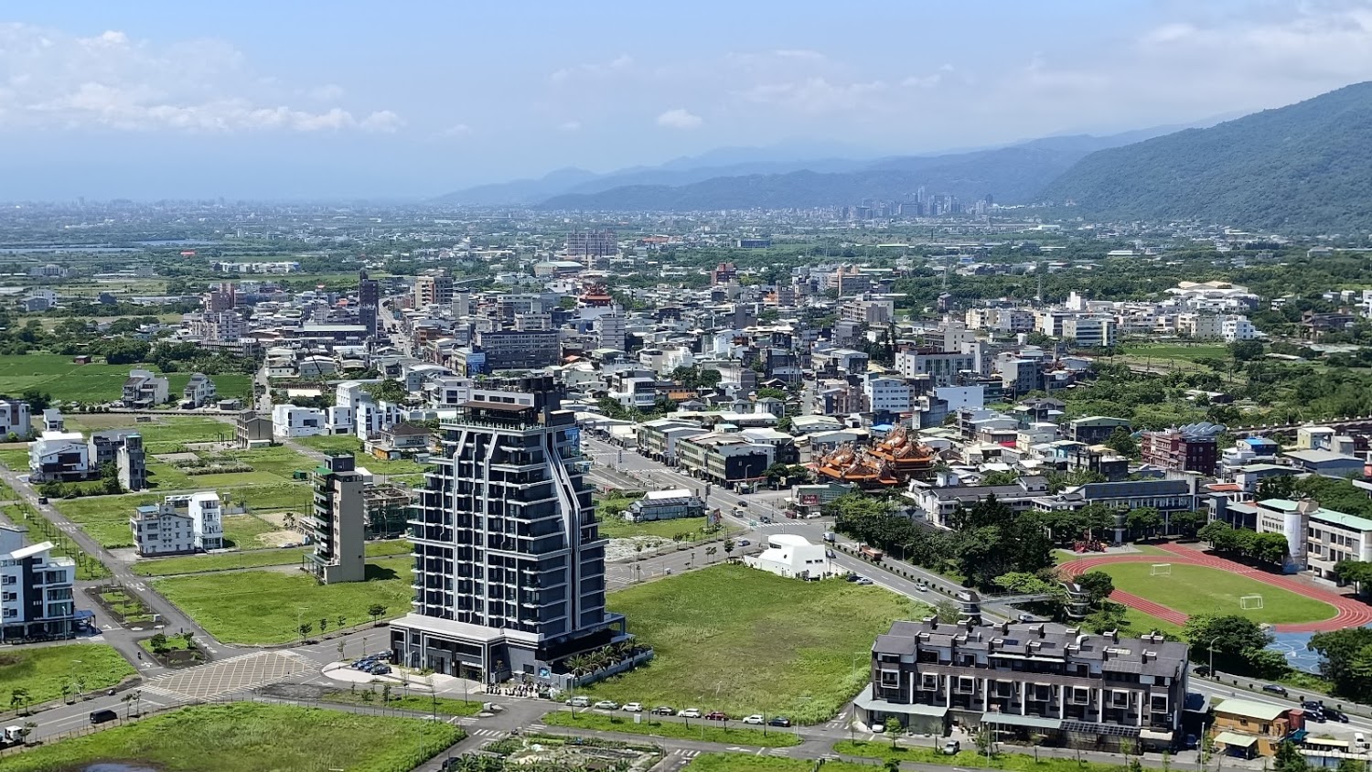 城市景觀與寺廟運動場遠山