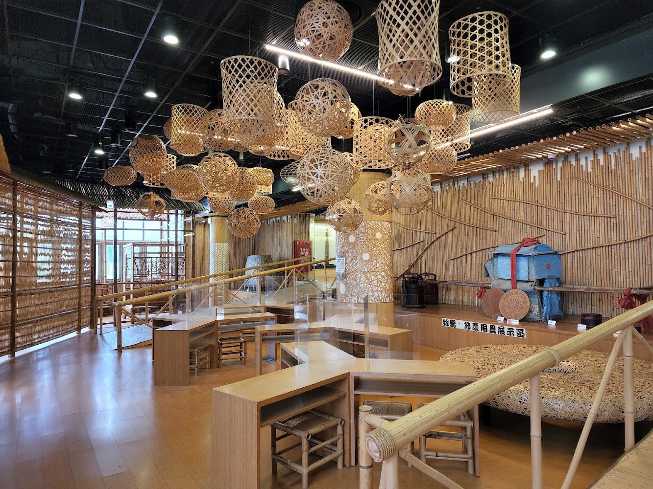 館內竹編主題展覽空間,陳列竹製桌椅與燈飾