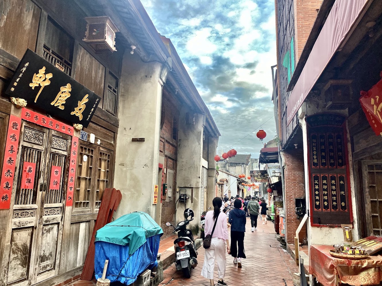 鹿港老街古色古香街道與懸掛燈籠