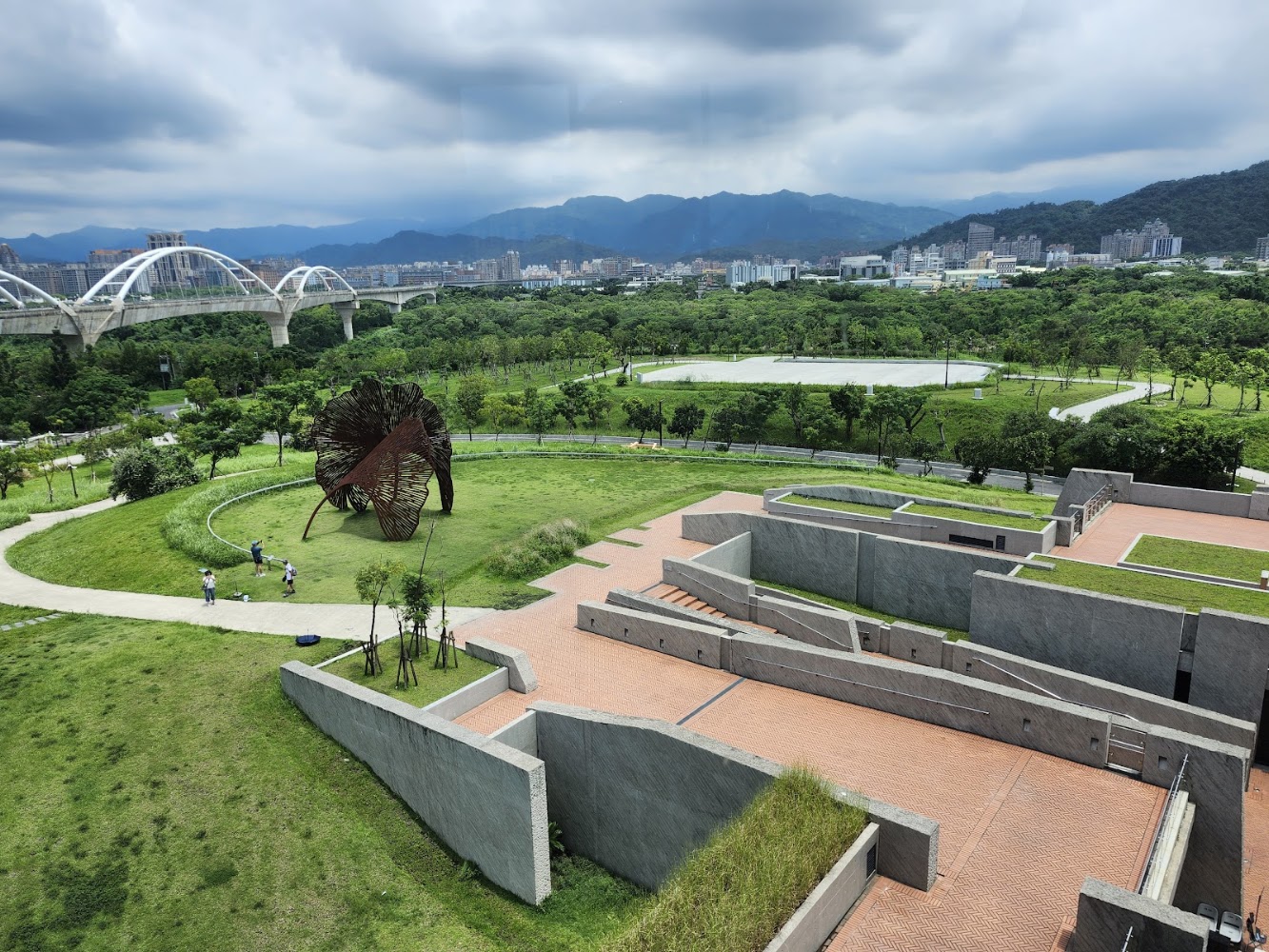 新北市美術館外圍綠地與雕塑