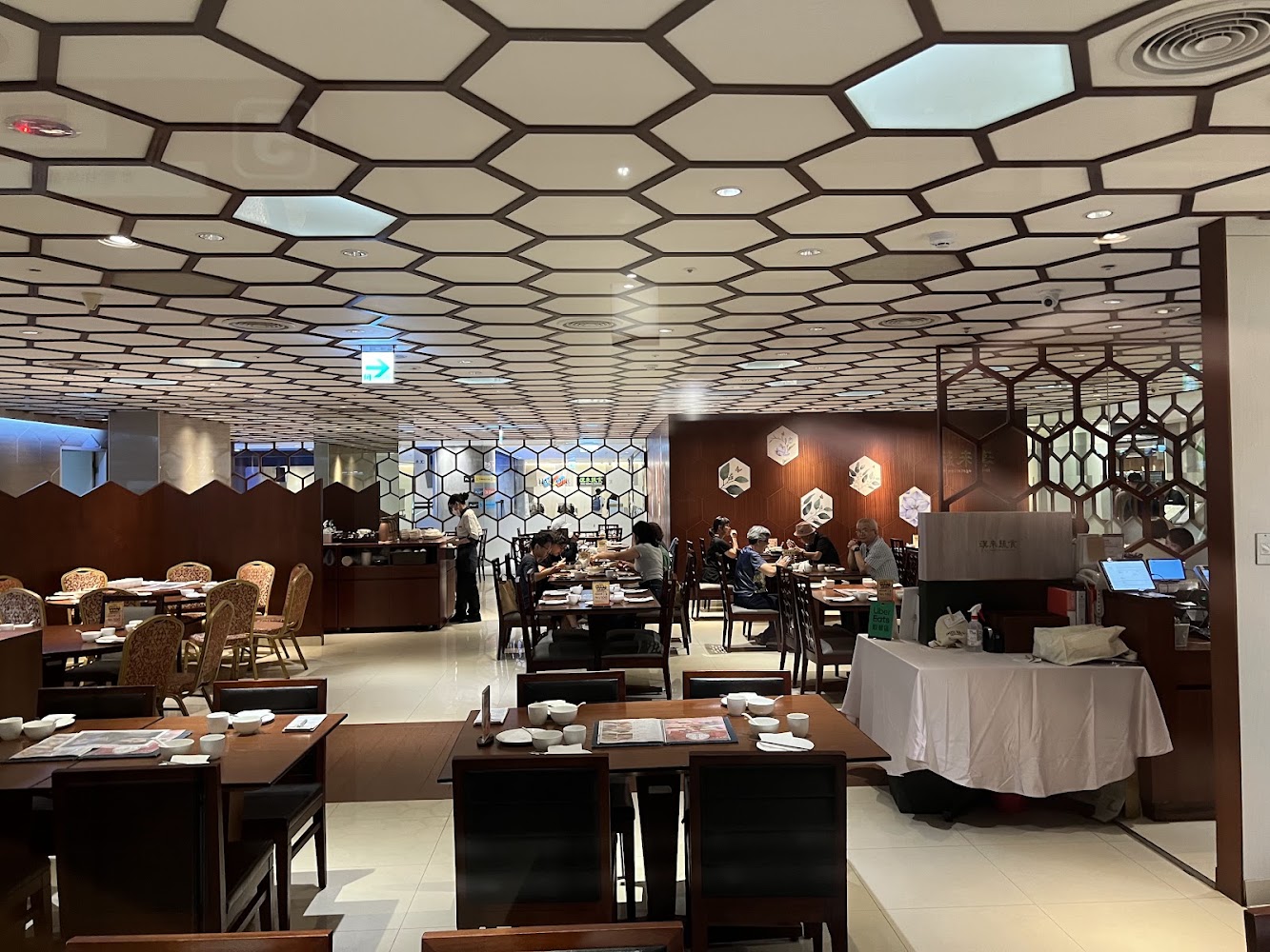 漢來海港台中廣三SOGO店用餐空間