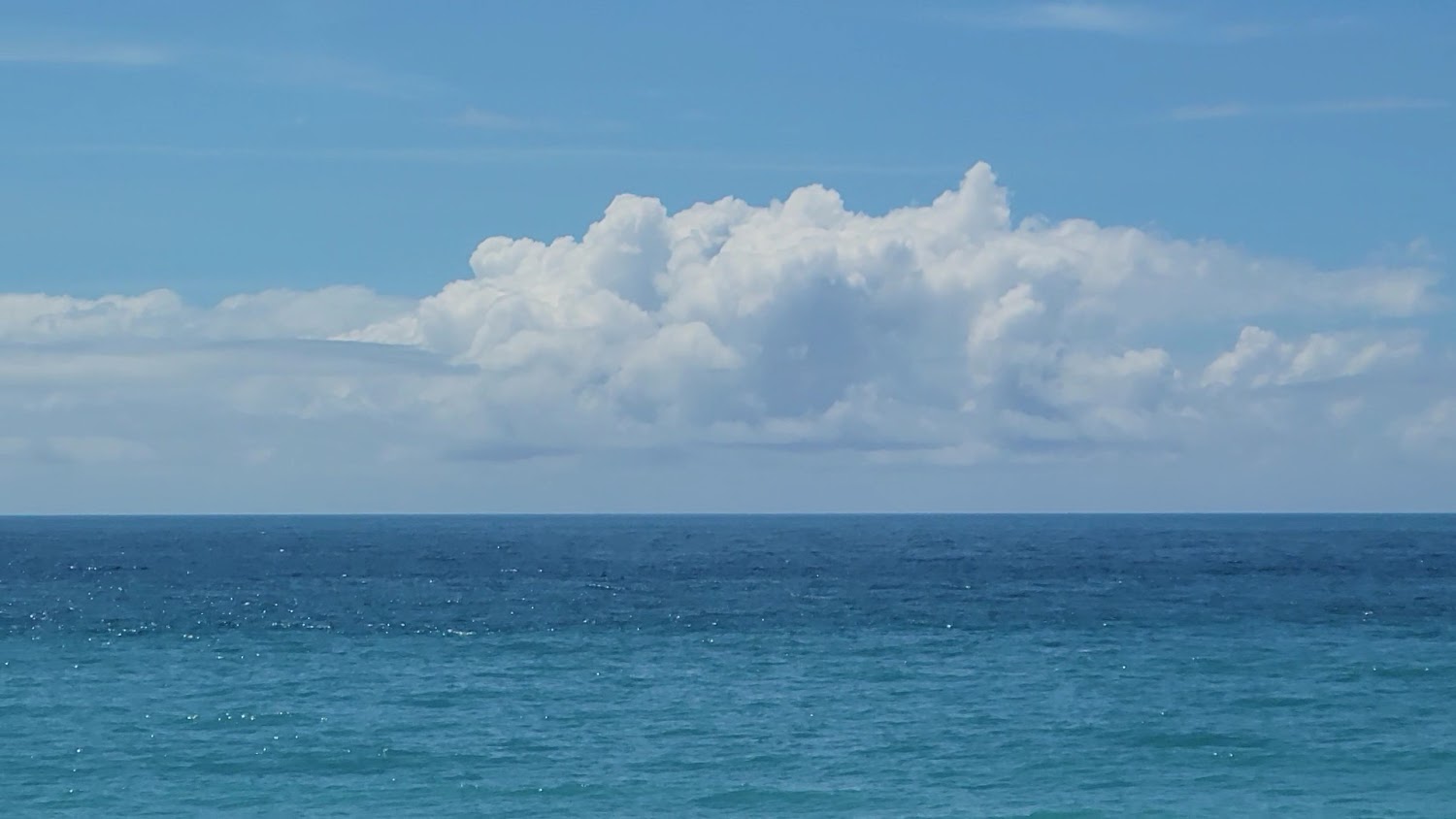 月牙灣觀海區遼闊藍色海洋與白雲