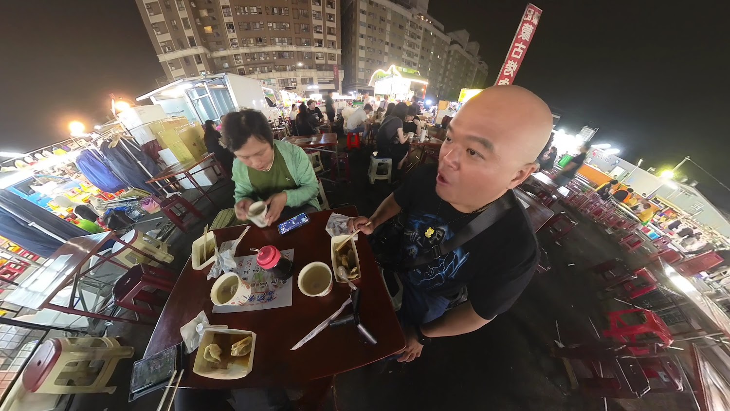 夜市座位區與用餐旅客