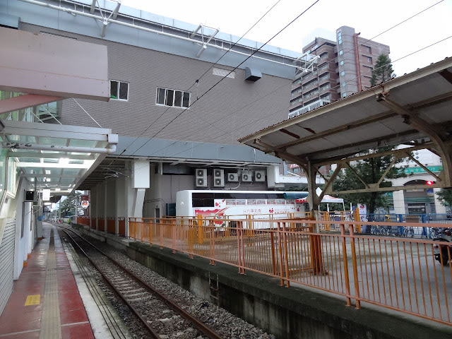 車站月台與候車區景象