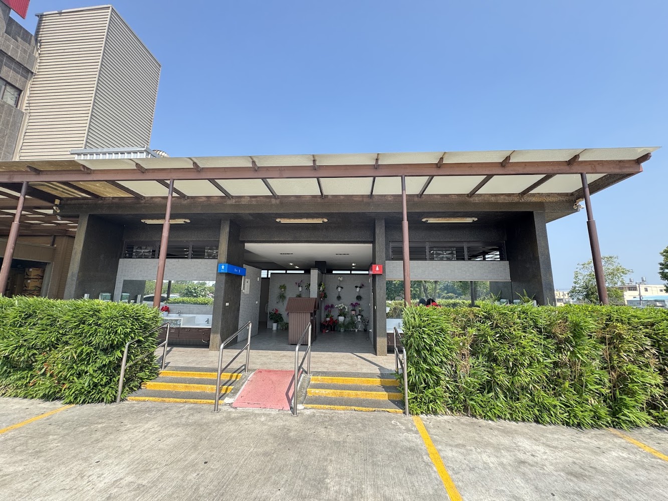垂坤附近設有無障礙斜坡的公共廁所建築
