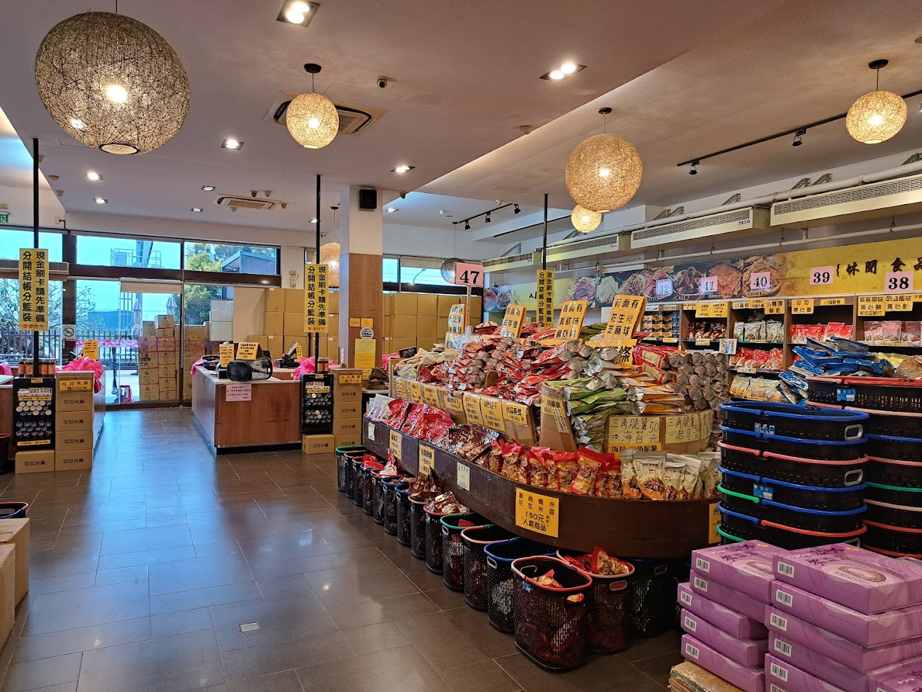 垂坤賣場內購物籃與結帳區一景