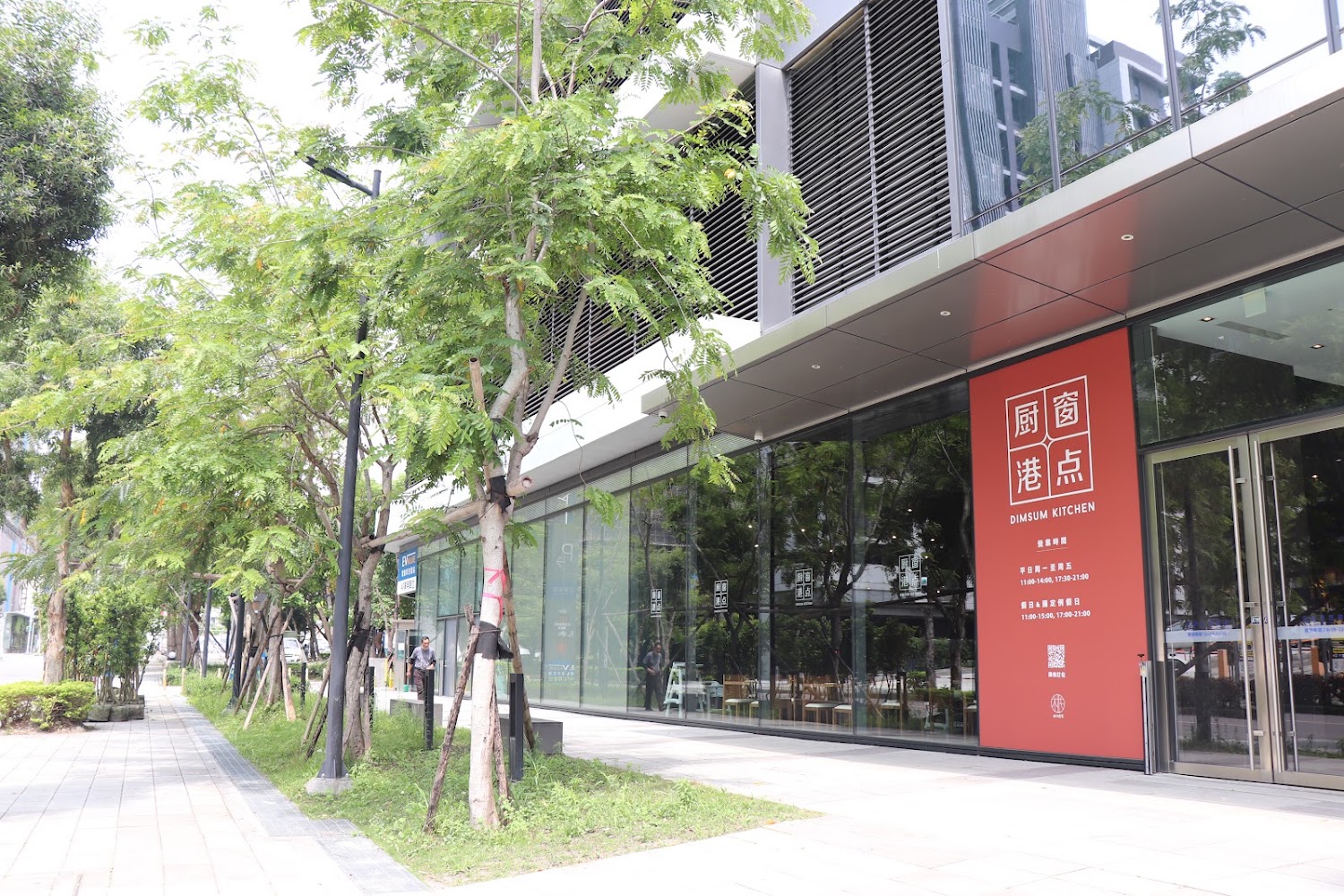 新莊店外觀與紅色廚窗港點招牌