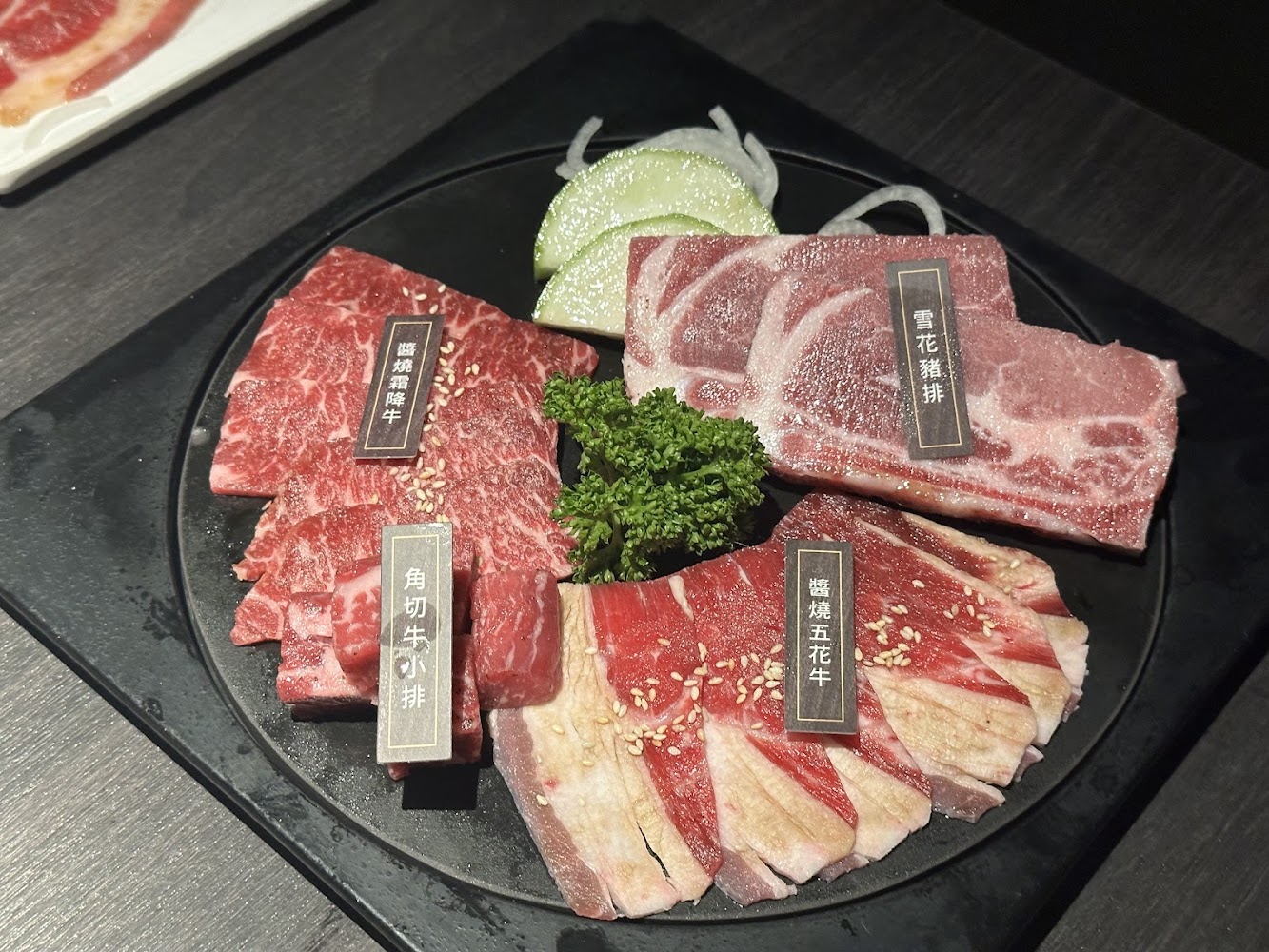 中清店生肉拼盤包含霜降牛、雪花豬排與角切牛小排。