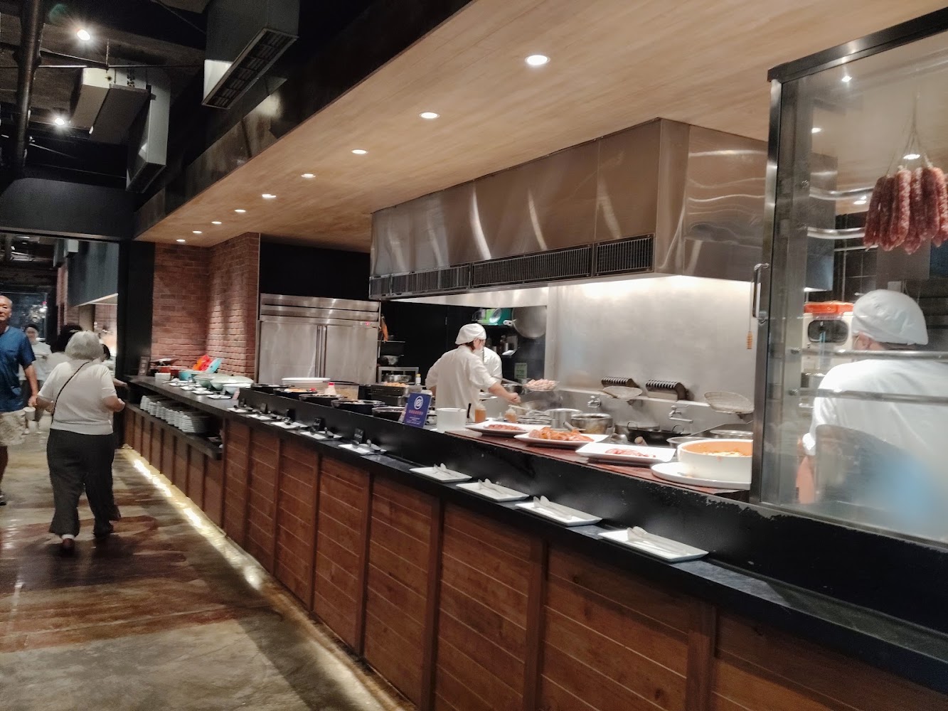 士林官邸店自助區與現場料理台
