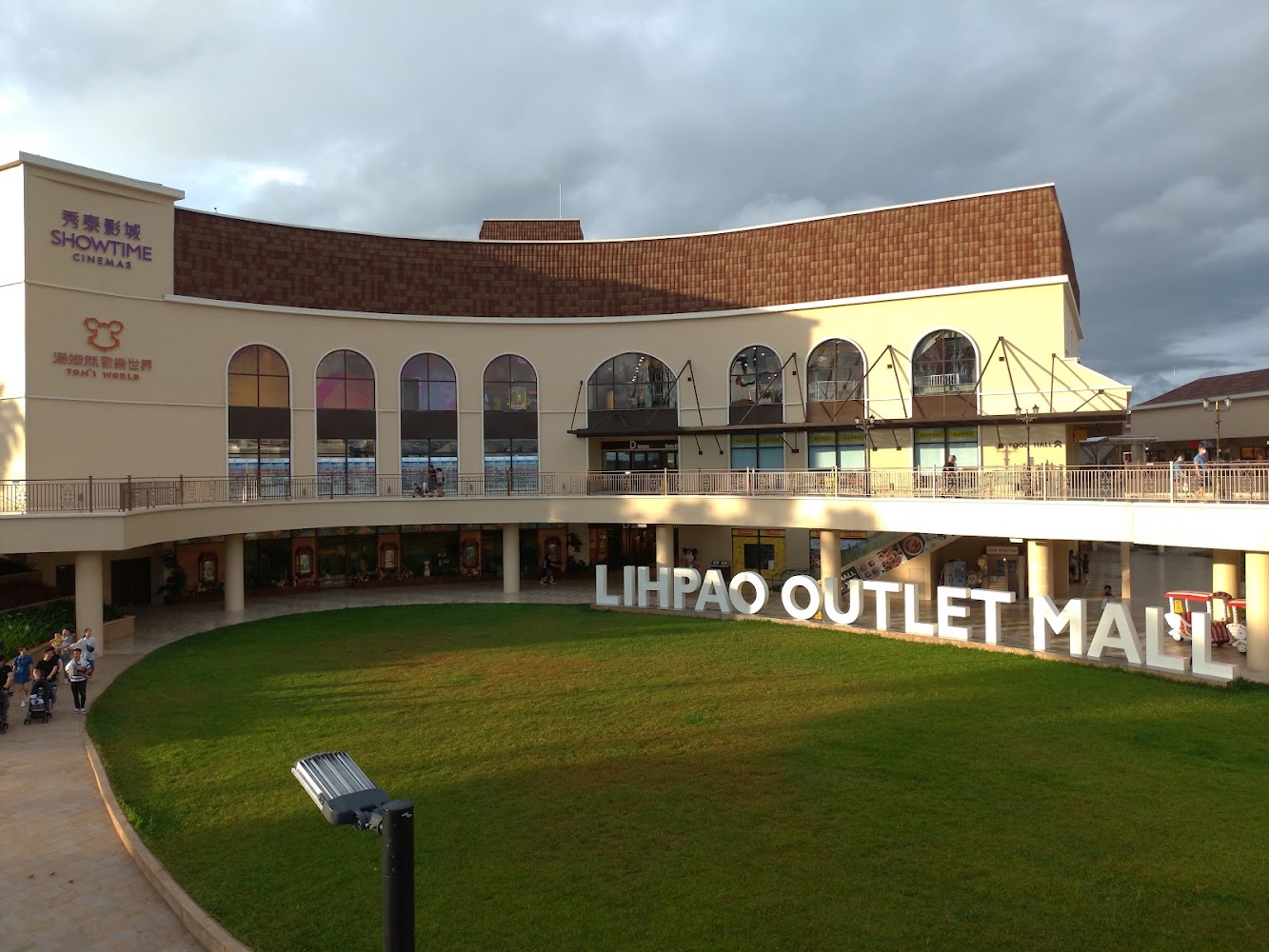 麗寶OUTLET MALL外觀與草地廣場