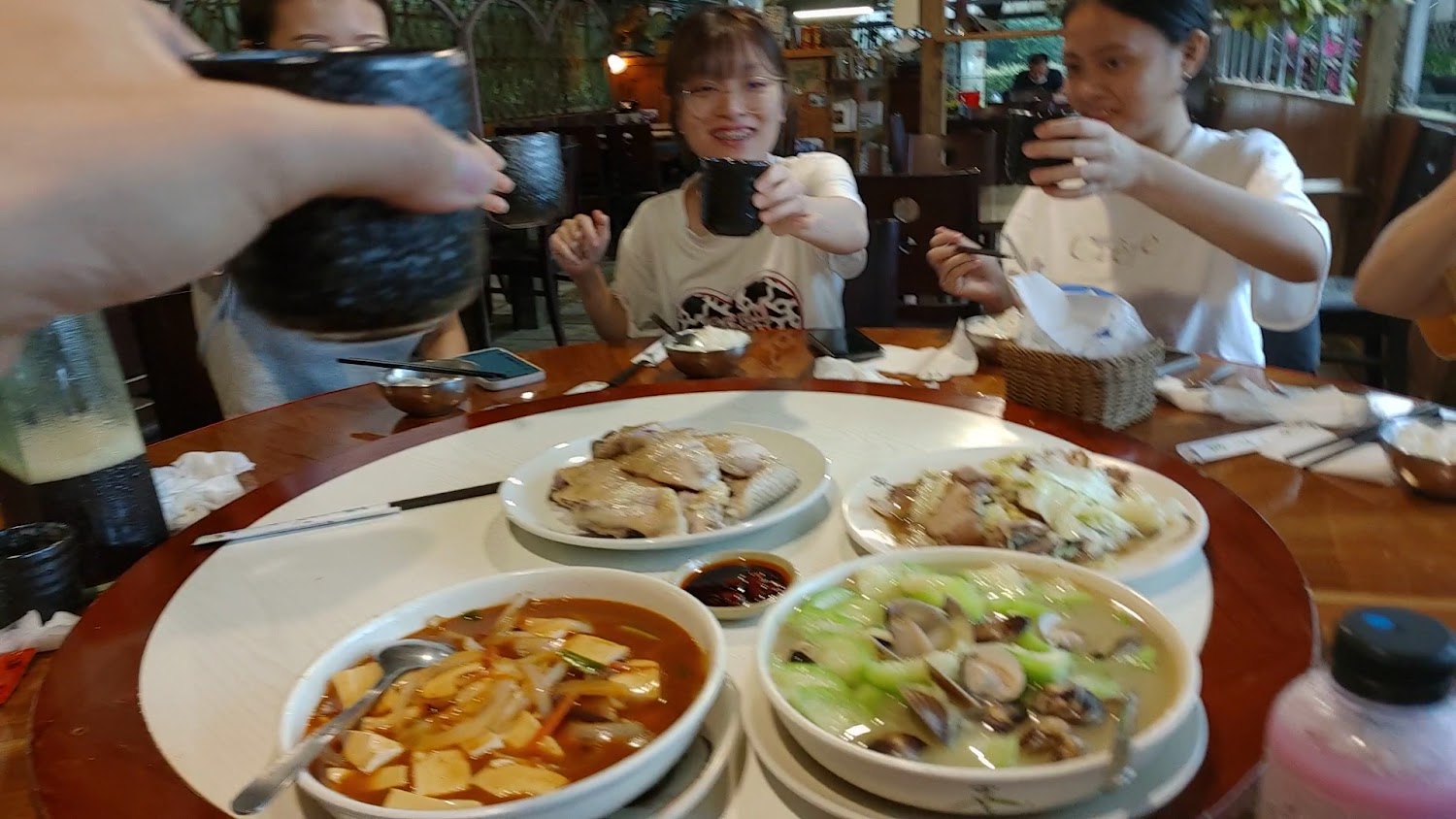 華之友自然景觀農園多人合菜用餐畫面