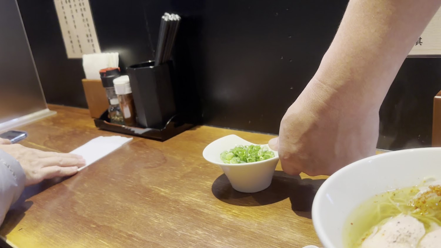山越拉麵店內桌面與拉麵擺設