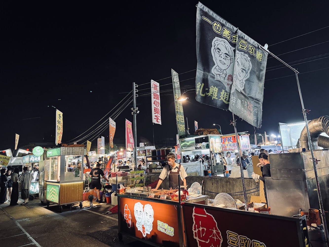 夜市豆乳雞與熱鬧美食街景