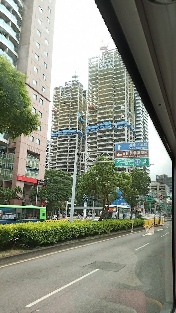 台中街道與建築工地及路標