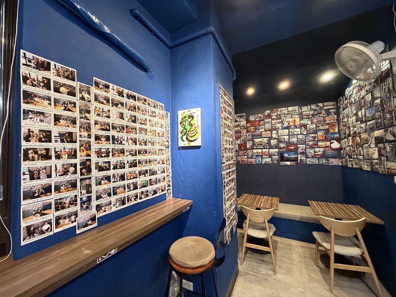 咖啡帶 THE COFFEE BELT 藍色牆面與店內照片牆