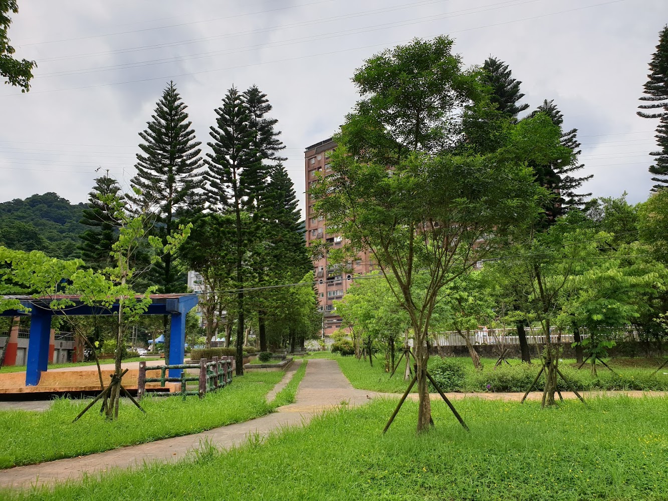 碇內十五號公園步道、綠地與藍色涼亭景觀