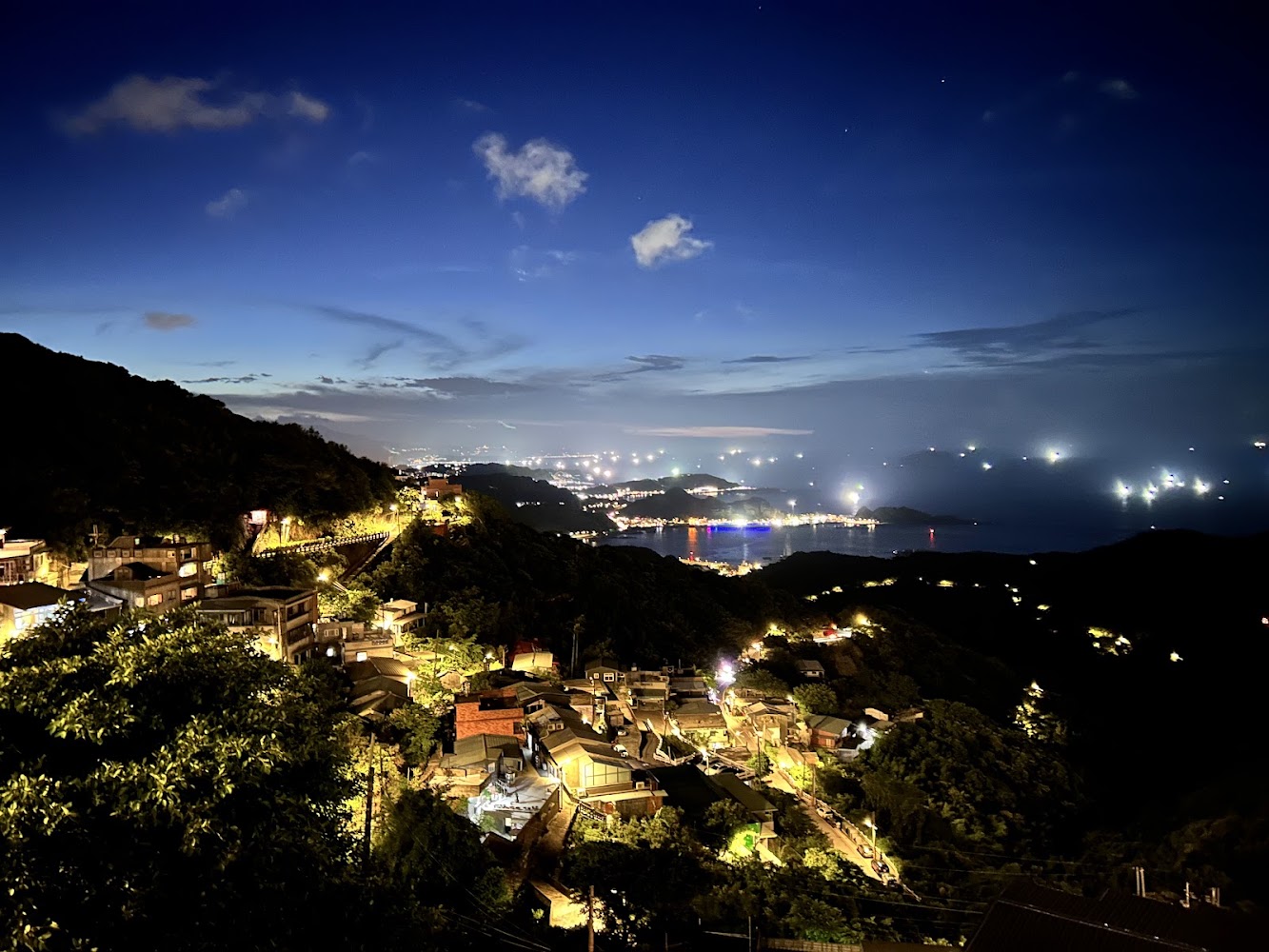 九份黃昏夜景與遠方海灣景觀