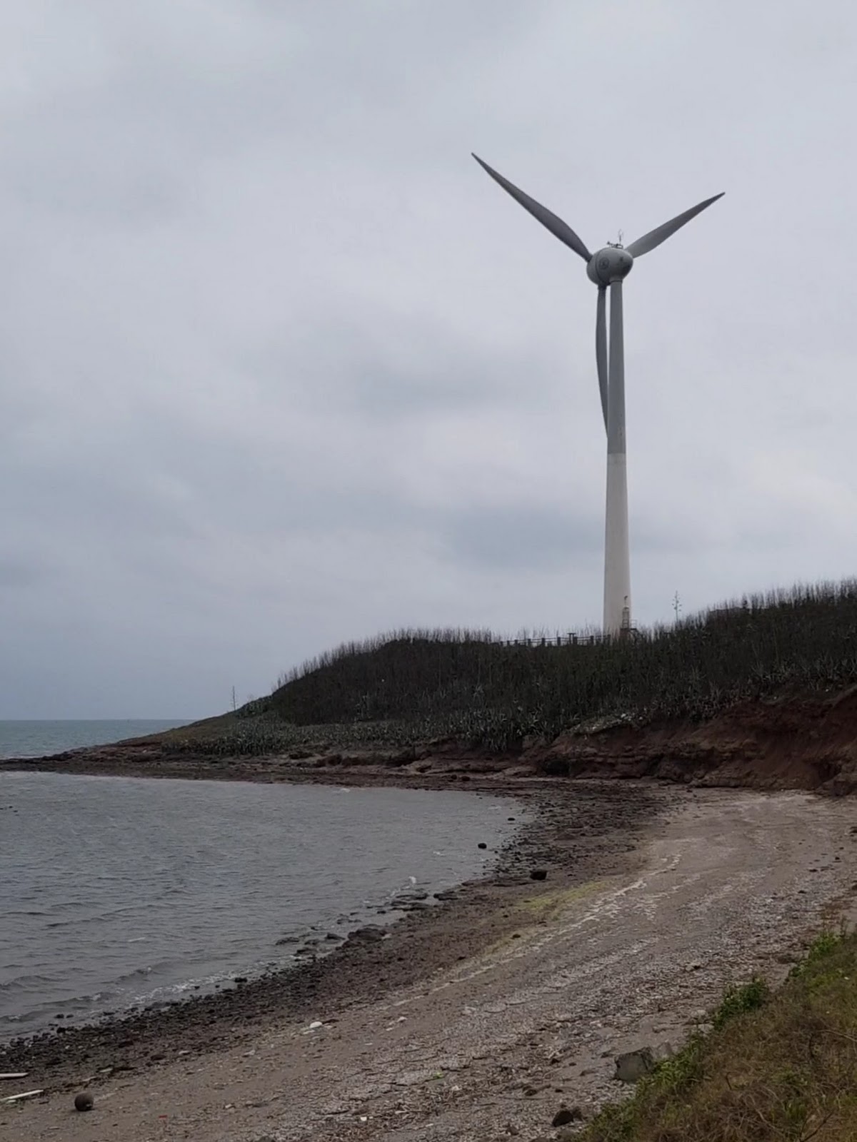 中屯風車矗立於白沙鄉海岸礫灘旁