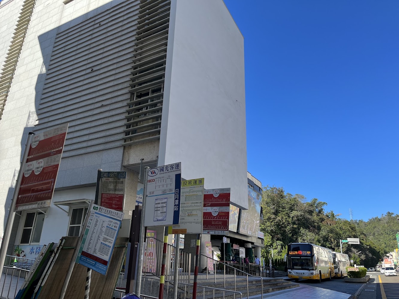 水社遊客中心旁公車站與站牌資訊