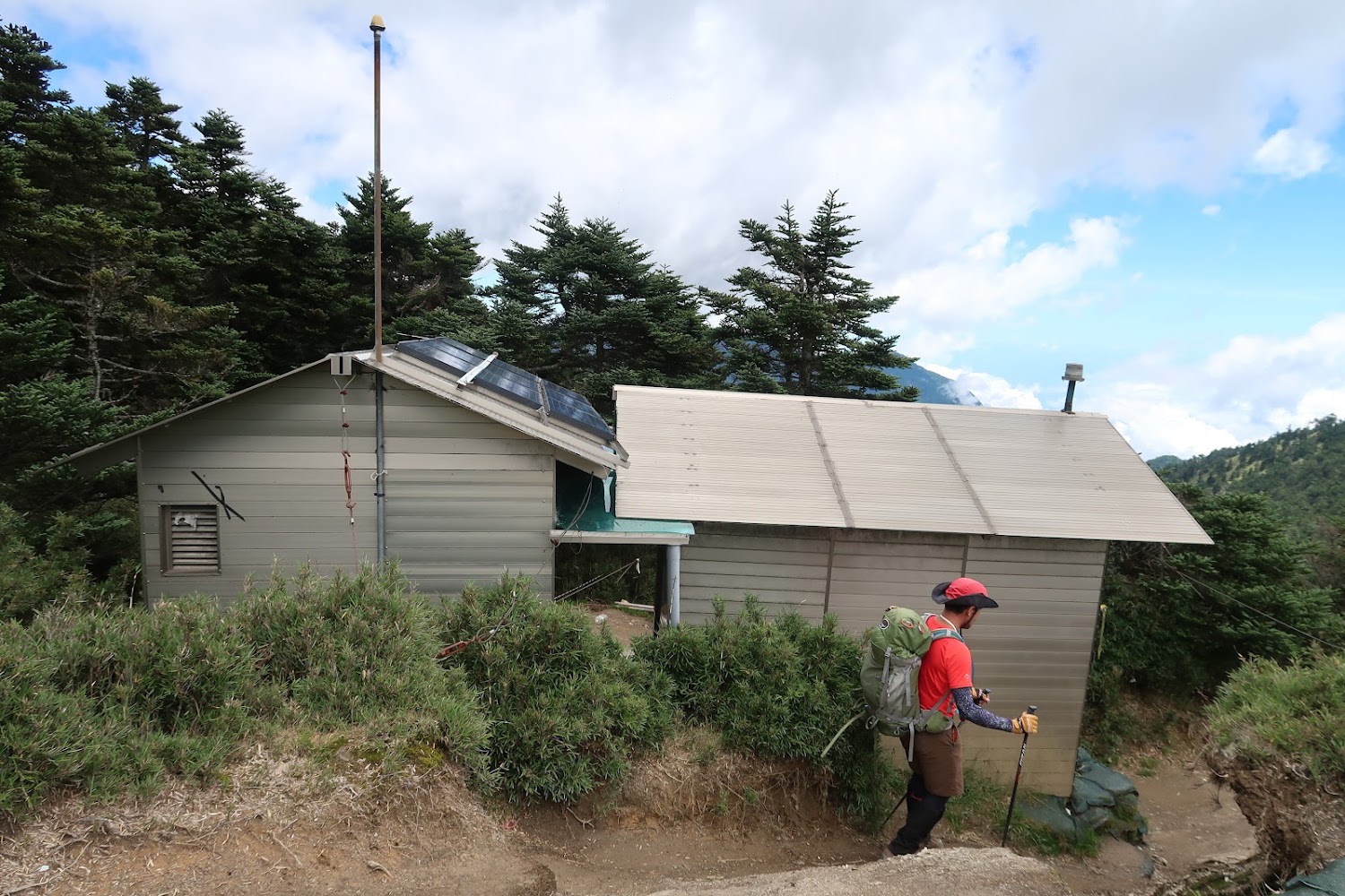 設有太陽能板的奇萊山屋與登山客