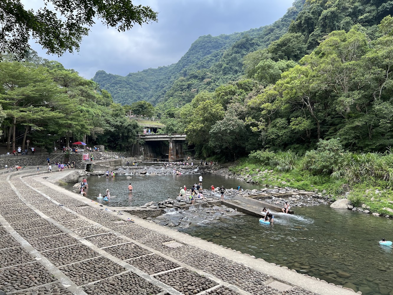 宇內溪溫泉戲水區自然溪流與步道景觀