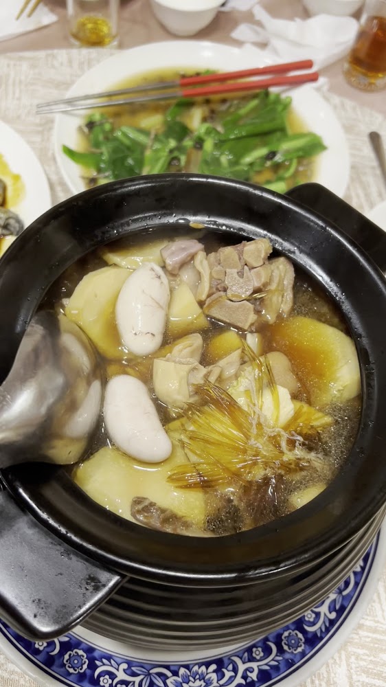 中藥湯鍋與台菜配菜