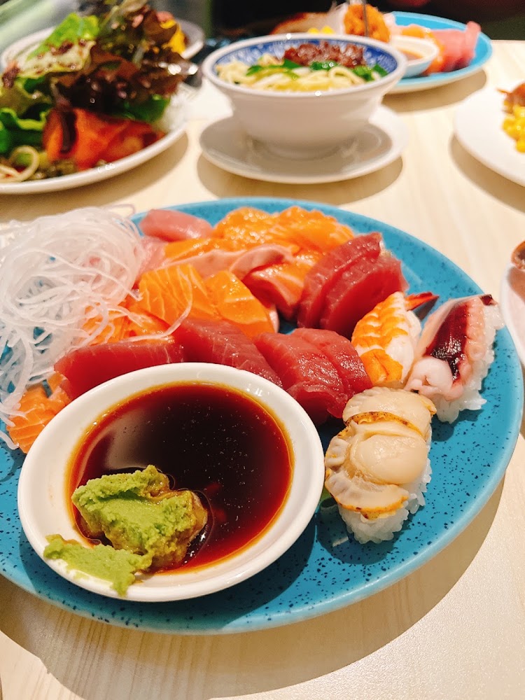 日式生魚片與壽司拼盤搭配醬油與芥末