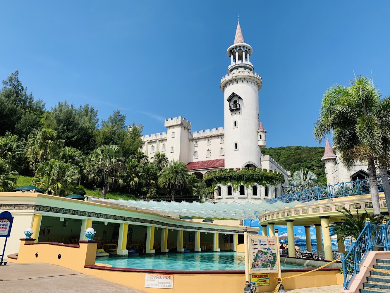 白色城堡建築與園區設施全景